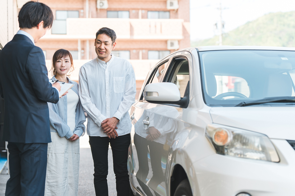 車の購入相談の様子